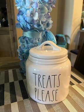 NWT Rae Dunn White Ceramic "TREATS PLEASE" Canister